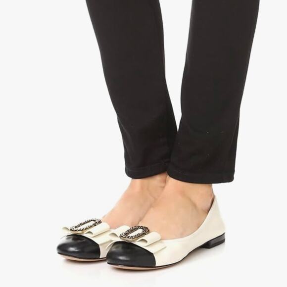 MARC JACBOBS SILVER LAMBSKIN LEATHER BALLET FLATS CAP TOE PATENT Women’s Size 8 - Picture 1 of 8